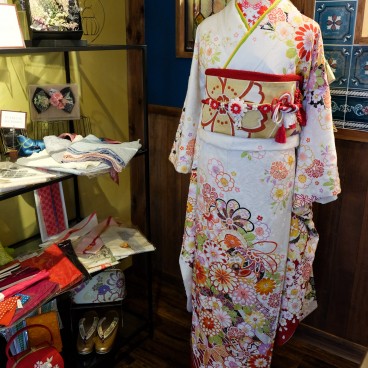 Kimono Hearts, exemple de tenue de location de kimono à motif floral à Kyoto