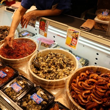 Marché Kuroshio à Marina City (Wakayama), étal de poissons et fruits de mer marinés
