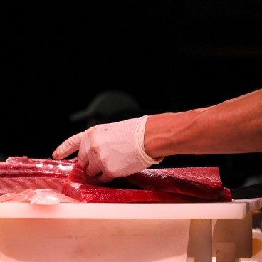 Marché Kuroshio à Marina City (Wakayama), découpe de thon rouge