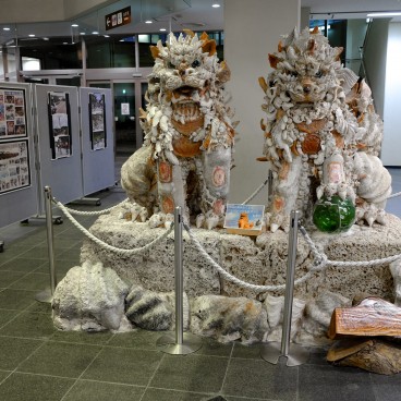 Aéroport de Miyakojima, statues de shisa en coquillage et corail
