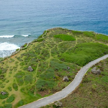 Cap Higashi-Hennazaki (Miyako-jima), vue du phare sur le sentier pédestre à la pointe sud-est de l'île