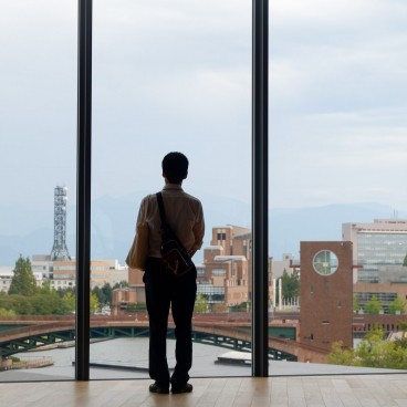 Musée d'Art et de Design de la préfecture de Toyama, vue sur la ville depuis l'intérieur