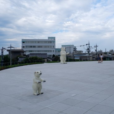 Musée d'Art et de Design de la préfecture de Toyama, ours de l'esplanade extérieure