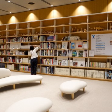 Musée d'Art et de Design de la préfecture de Toyama, Bibliothèque