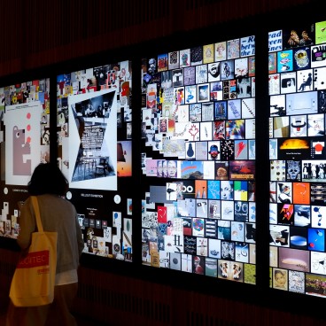 Musée d'Art et de Design de la préfecture de Toyama, écrans tactiles de consultation des affiches