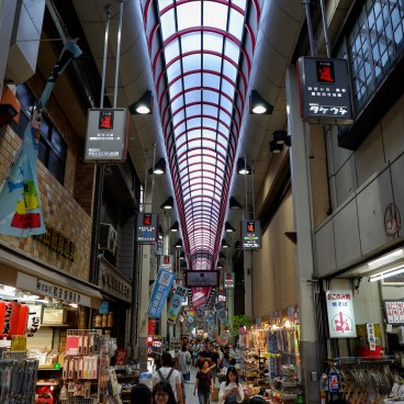 Sennichimae Doguyasuji, rue couverte shotengai