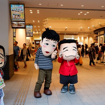 Quartier autour de Sennichimae Doguyasuji, personnages de Yoshimoto devant le théâtre de comédie Namba Grand Kagetsu