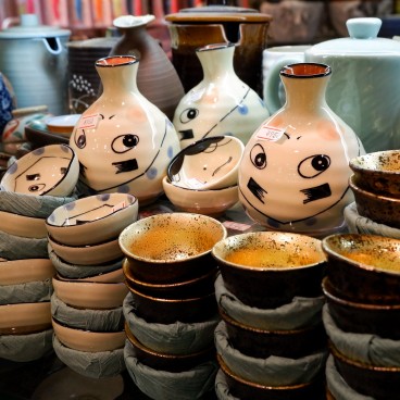 Sennichimae Doguyasuji, carafes et tasses à saké japonais