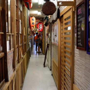 Sennichimae Doguyasuji, contre-allée Sennichi Jizoson-dori, Ura Namba