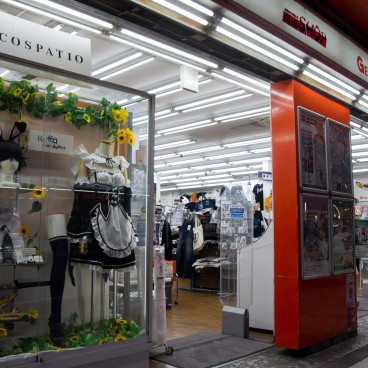 Den-Den Town (Osaka), vitrine de boutique cosplay Gee! Store