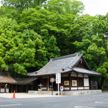 Hozan-ji (Nara), parking et entrée du temple