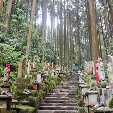 Hozan-ji (Nara), escalier bordé de statues de Jizo au temple