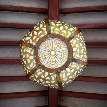 Hozan-ji (Nara), lanterne d'un pavillon du temple