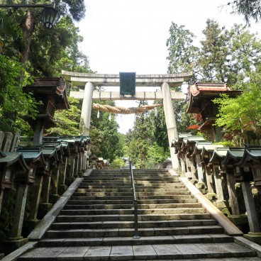 Hozan-ji (Nara), escalier et porte Torii à l'entrée du temple