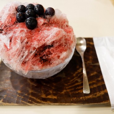 Kakigori à la myrtille au restaurant Darumaya (だるまや餅菓子店) à Tokyo