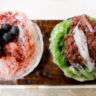 Kakigori à la myrtille et thé matcha haricot azuki au restaurant Darumaya (だるまや餅菓子店) à Tokyo