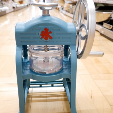 Machine pour fabriquer de la glace kakigori en vente au supermarché et konbini en été au Japon