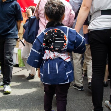 Sanja Matsuri, petite fille en tenue de festivalier 