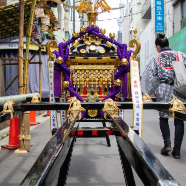 Sanja Matsuri, sanctuaire portatif mikoshi posté dans son quartier