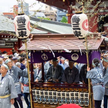 Sanja Matsuri, joueurs de tambour taiko pendant la parade du samedi