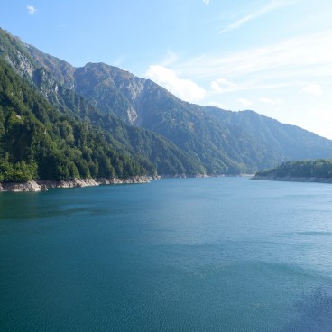 Barrage de Kurobe, vue sur le fleuve et la vallée alpine