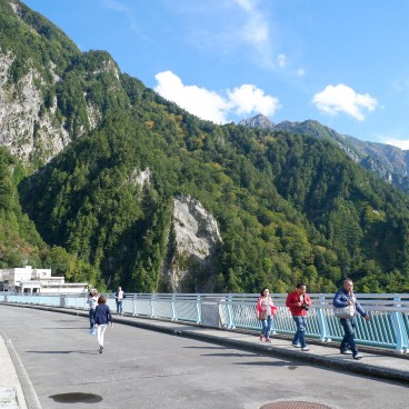 Barrage de Kurobe, route piétonne sur le remblai