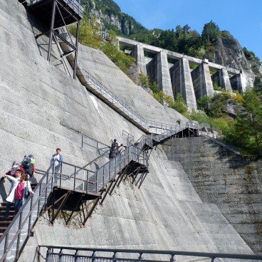 Barrage de Kurobe, escaliers extérieurs pour accéder aux observatoires 2