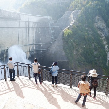 Barrage de Kurobe, terrasse d'observation sur le lâcher d'eau