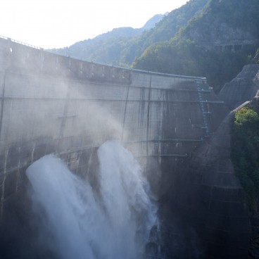 Barrage de Kurobe, vue sur les vannes de lâcher d'eau