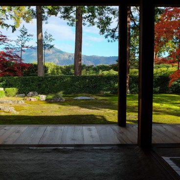 Entsu-ji (Kyoto), vue sur le jardin sec en automne avec le Mont Hiei en paysage emprunté 
