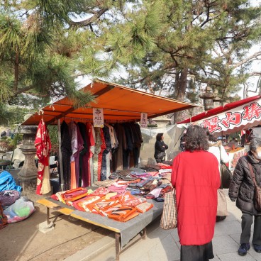 Stand de kimono d'occasion au marché aux puces du sanctuaire Kitano Tenmangu à Kyoto