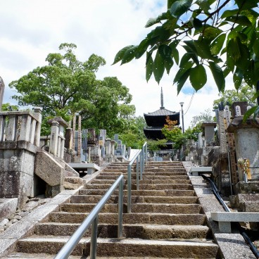 Konkai Komyo-ji, escalier d'accès au cimetière 2
