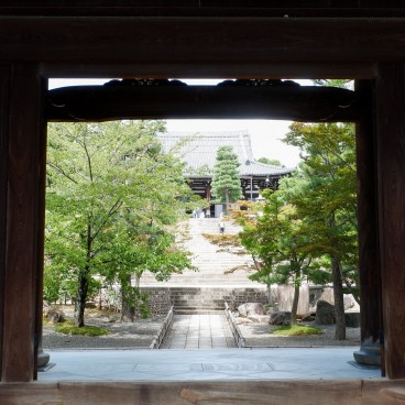 Konkai Komyo-ji, vue depuis la porte Sanmon sur le temple