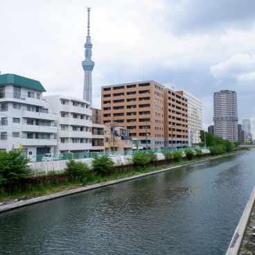 Koto à Tokyo, canal du quartier Kameido et vue sur la Tokyo Skytree