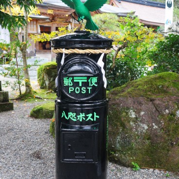 Kumano Hongu Taisha, boîte postale à l'effigie de Yatagarasu, corbeau-divinité à trois pattes