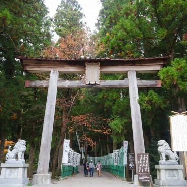 Kumano Hongu Taisha, entrée du sanctuaire marquée par un torii 2