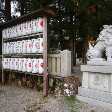 Kumano Hongu Taisha, entrée du sanctuaire et statue komainu
