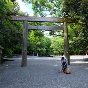 Ise-jingu (Mie), balayage des allées du sanctuaire chaque matin