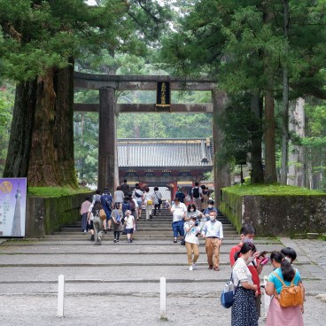 Tosho-gu (Nikko), visiteurs avec port du masque et sens de circulation respecté