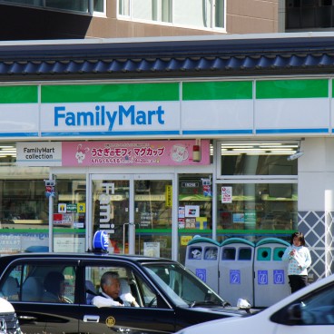 Konbini au Japon, poubelles de tri devant le magasin
