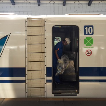 Train au Japon, nettoyage d'un Shinkansen entre deux trajets