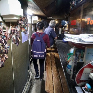 Izakaya Tough (Sasebo), comptoir du bar en couloir