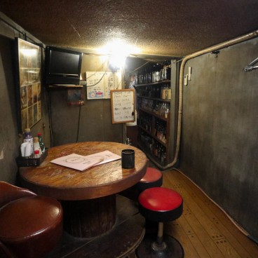 Izakaya Tough (Sasebo), espace intérieur avec table et tabourets