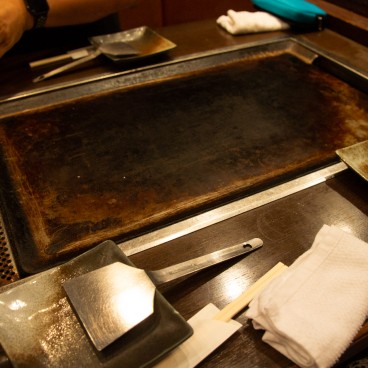 Hozenji San-pei (Osaka), plaque de cuisson pour okonomiyaki et yakisoba