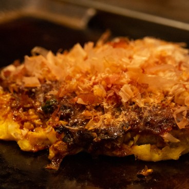 Hozenji San-pei, okonomiyaki d'Osaka sur plaque de cuisson