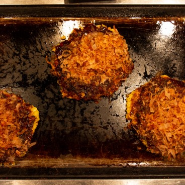 Hozenji San-pei (Osaka), okonomiyaki sur plaque de cuisson 3