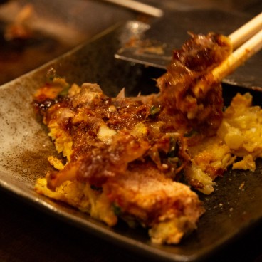 Hozenji San-pei (Osaka), okonomiyaki dans l'assiette