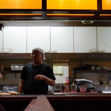 Hozenji San-pei (Osaka), comptoir avec l'un des chefs du restaurant