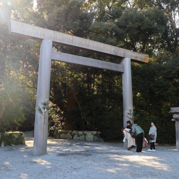 Ise-jingu (Ise), inclination devant la porte Torii avant de pénétrer dans le sanctuaire