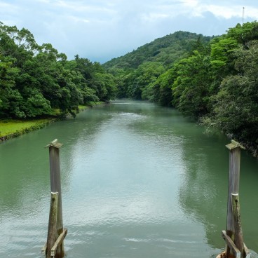 Ise Jingu, vue du pont Ujibashi sur la rivière Isuzu-gawa relative au couple Izanagi et Izanami